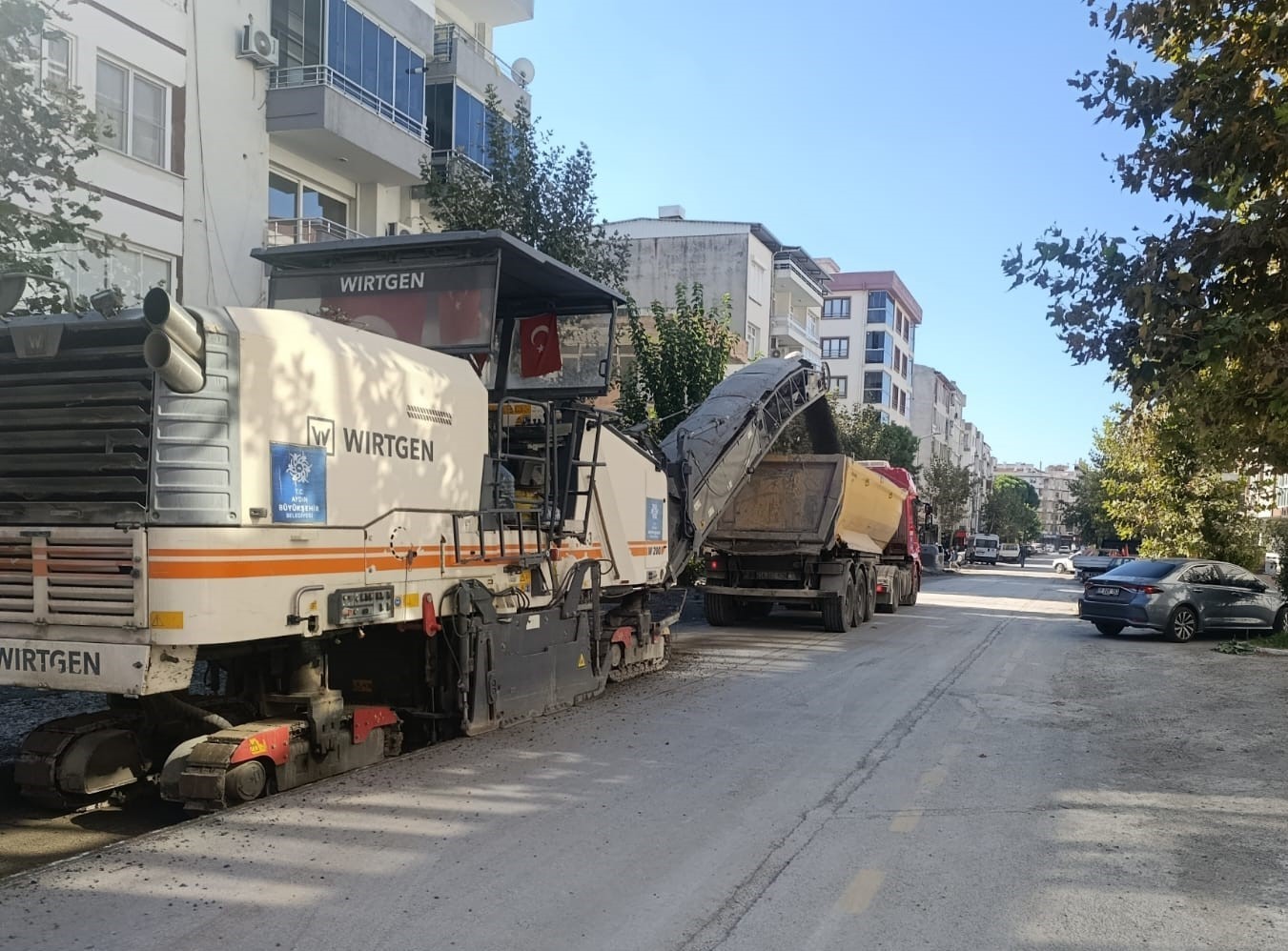 AYDIN BÜYÜKŞEHİR BELEDİYESİ EKİPLERİ, 17 İLÇEDE ONLARCA FARKLI NOKTADA YOL YAPIM, BAKIM, ONARIM VE DÜZENLEME ÇALIŞMALARINI SÜRDÜRÜYOR.