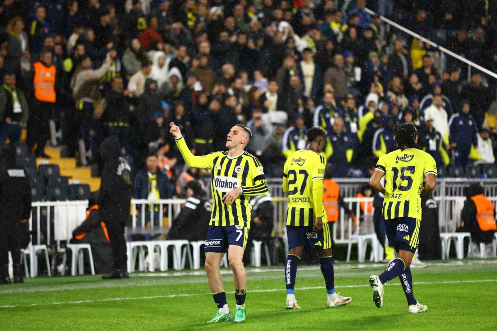 FENERBAHÇE’NİN MİLLİ FUTBOLCUSU KEREM AKTÜRKOĞLU, ALANYASPOR KARŞISINDA FİLELERİ HAVALANDIRARAK BU SEZONKİ İLK GOL SEVİNCİNİ YAŞADI.