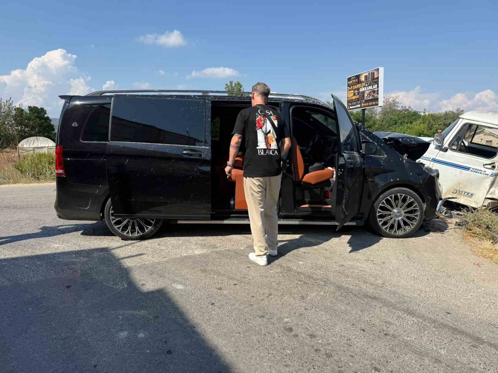 ANTALYA’NIN SERİK İLÇESİNDE VİP MİNİBÜS İLE KAMYONETİN ÇARPIŞMASI SONUCU MEYDANA GELEN TRAFİK KAZASINDA KAMYONET SÜRÜCÜSÜ YARALANDI. ARAÇTA BULUNAN 5 KİŞİLİK TURİST AİLE İSE KAZADAN YARA ALMADAN KURTULDU.