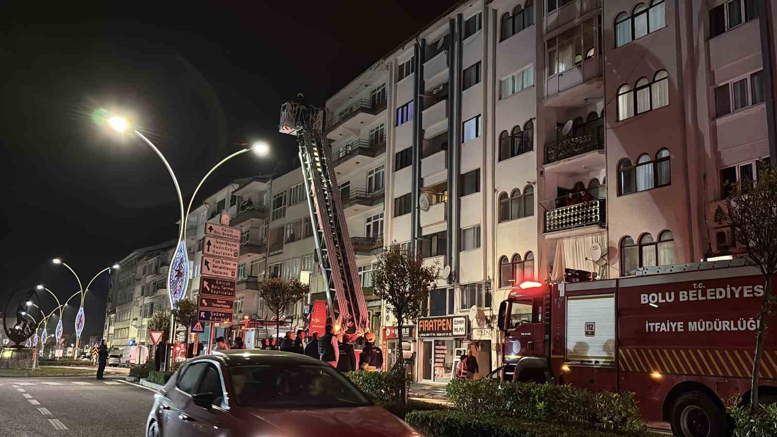 BOLU’DA GECE SAATLERİNDE BİR VATANDAŞIN ‘ÇATI YANIYOR’ İHBARI ÜZERİNE İTFAİYE VE POLİS EKİPLERİ ALARMA GEÇTİ. EKİPLERİN ÇATIDA YAPTIĞI DETAYLI İNCELEMELERDE HERHANGİ BİR YANGIN BULGUSUNA RASTLANMADI.