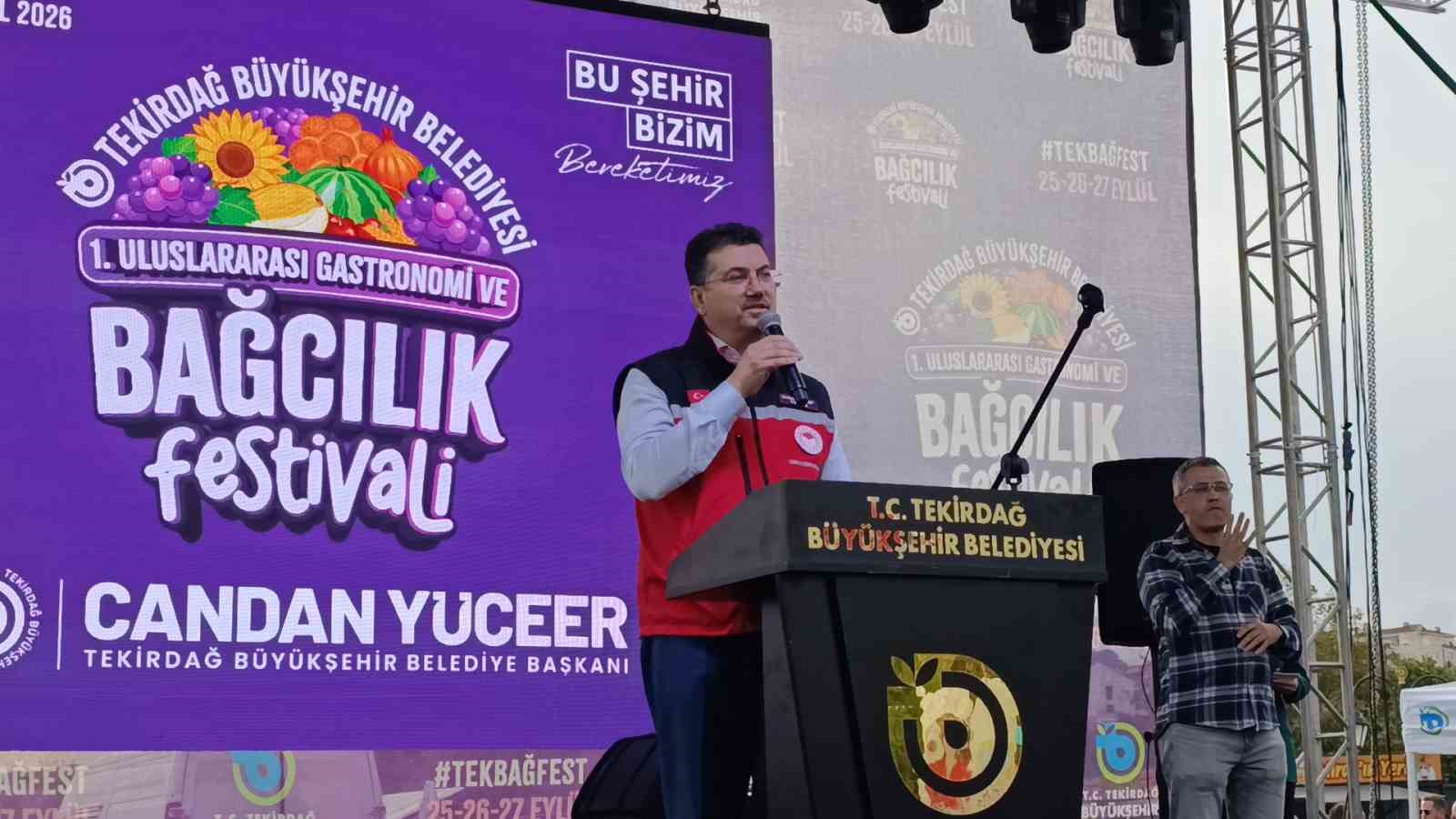 TEKİRDAĞ İL TARIM VE ORMAN MÜDÜRÜ MEHMET AKSOY, TEKİRDAĞ'IN BAĞCILIK VE ÜZÜM ÜRÜNLERİ AÇISINDAN ÖNEMLİ BİR MERKEZ OLDUĞUNU BELİRTTİ.