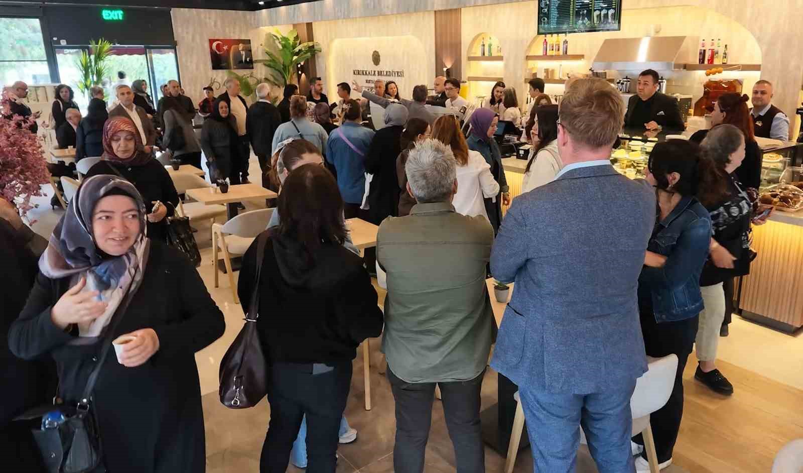 KIRIKKALE'DE 1 EKİM DÜNYA KAHVE GÜNÜ DOLAYISIYLA BELEDİYENİN SOSYAL TESİSİNE GELEN VATANDAŞLARA KAHVE İKRAM EDİLDİ. BELEDİYE BAŞKANI AHMET ÖNAL DA VATANDAŞLARLA BİR ARAYA GELEREK SOHBET ETTİ.