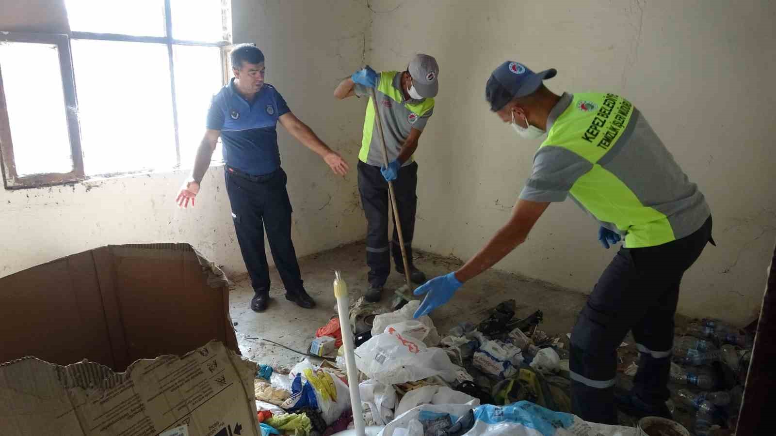 ANTALYA’NIN KEPEZ İLÇESİNDE 8 YILDIR ÖRÜMCEK AĞLARI VE ÇÖPLERLE DOLU EVDE YAŞAMINI SÜRDÜRMEYE ÇALIŞAN YAŞLI KADINA KEPEZ BELEDİYESİ EKİPLERİ YARDIM ELİ UZATTI.