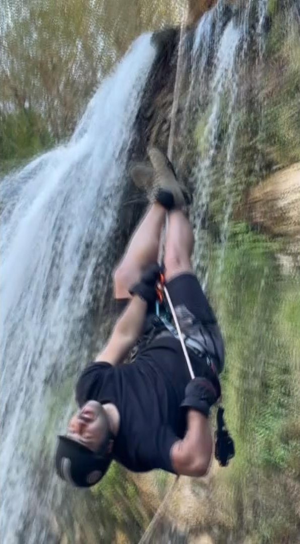 SİVAS’TA DOĞA SPORLARIYLA İLGİLENEN SELAHATTİN GÜNGÖRDÜ, ARKADAŞI KERİM KARABUDAK’A SOSYAL MEDYA ÜZERİNDEN MEYDAN OKUMAK İÇİN EKİBİYLE BİRLİKTE YILDIZ ŞELALESİ’NDEN İPLE SARKTI. GÜNGÖRDÜ’NÜN PAYLAŞIMINA KARABUDAK DA MEYDAN OKUMAYI KABUL EDEREK KARŞILIK VERDİ.
