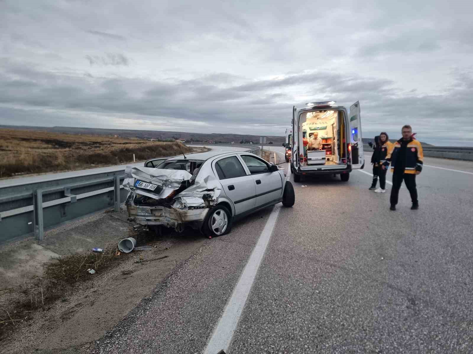 ÇORUM'UN ALACA İLÇESİNDE BARİYERLERE ÇARPAN OTOMOBİLDEKİ 5 KİŞİ YARALANDI.   OLAY YERİNE GELEN SAĞLIK EKİPLERİ TARAFINDAN İLK MÜDAHALELERİ YAPILAN YARALILAR, ALACA DEVLET HASTANESİ'NE KALDIRILDI.