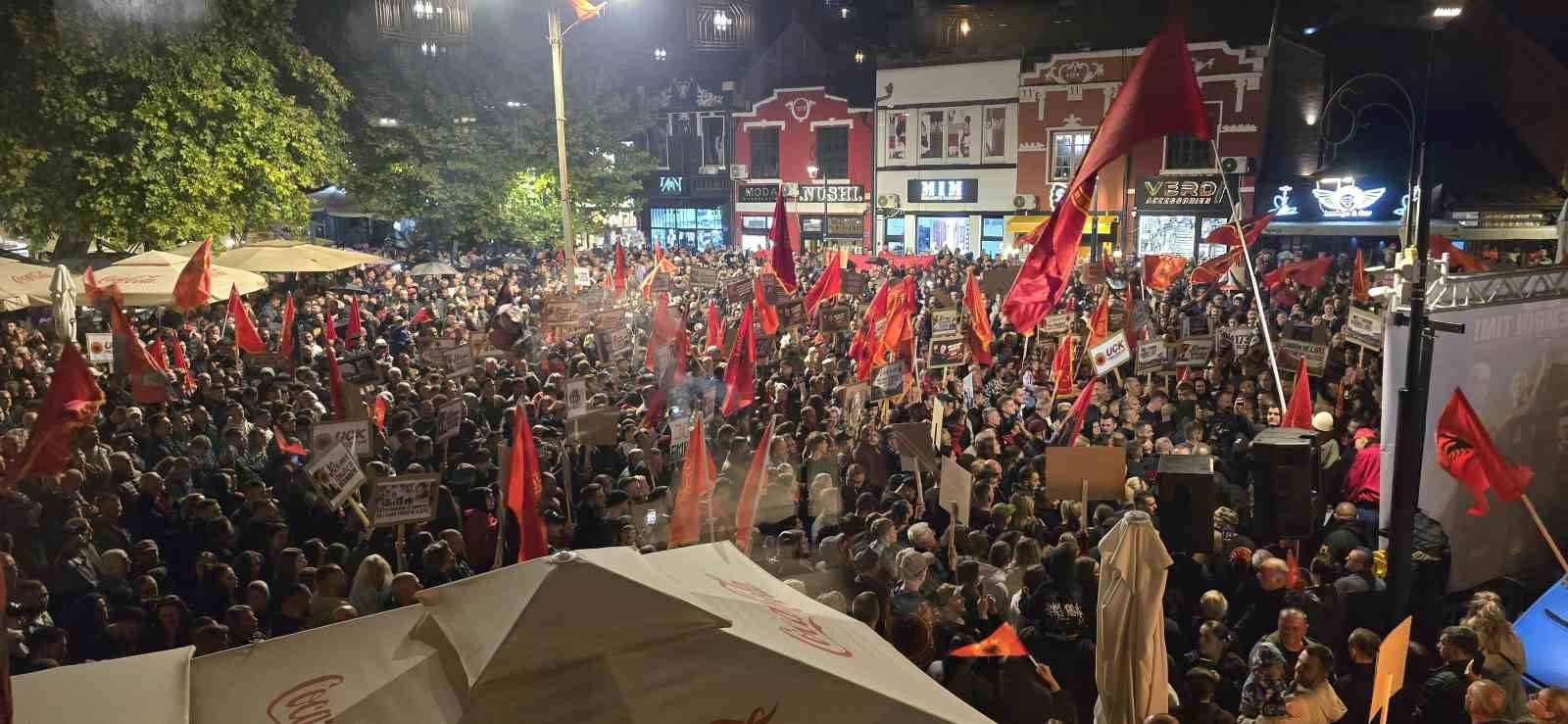 KOSOVA’DA HOLLANDA’NIN LAHEY KENTİNDEKİ KOSOVA ÖZEL MAHKEMESİ’NİN 16 EYLÜL TARİHİNDE ESKİ KOSOVA CUMHURBAŞKANI HAŞİM THAÇİ VE VE ESKİ KOSOVA KURTULUŞ ORDUSU (UÇK) LİDERLERİNE YÖNELİK VERDİĞİ HAPİS CEZASINA KARŞI PROTESTO DÜZENLENDİ.
