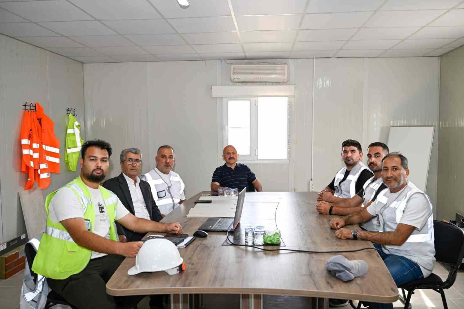 AYDIN’DA YAPIMI DEVAM EDEN 4 BİN KİŞİLİK SPOR SALONU VE SPORCU EĞİTİM MERKEZİ’NDE ÇALIŞMALAR SÜRERKEN, VALİ DR. OSMAN VAROL ŞANTİYEDE İNCELEME YAPARAK SON DURUM HAKKINDA BİLGİ ALDI.