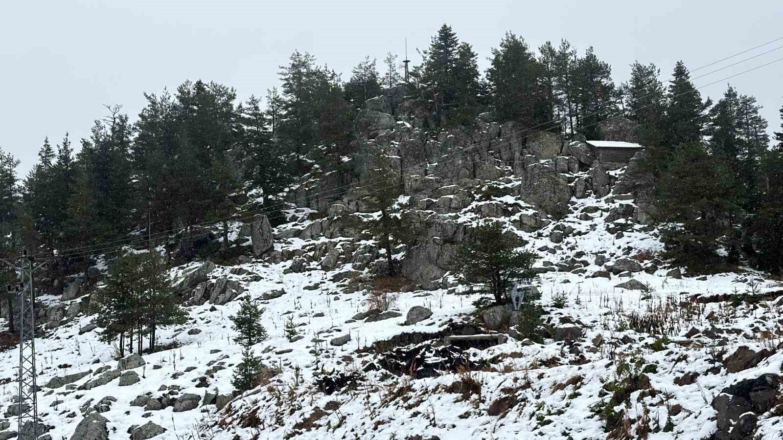 BOLU’DA 2 BİN 200 RAKIMLI KARTALKAYA KAYAK MERKEZİ’NDE KAR YAĞIŞI ARALIKLARLA ETKİLİ OLURKEN PİSTLER BEYAZ ÖRTÜYLE KAPLANDI. BÖLGEDE KAR YAĞIŞININ GECE SAATLERİNDE ETKİSİNİ ARTIRMASI BEKLENİYOR.