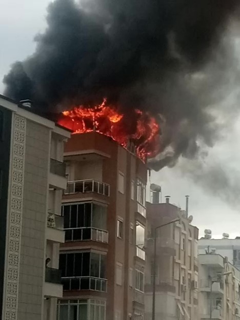 ANTALYA’DA 5 KATLI BİR APARTMANIN EN KATINDA YANGIN ÇIKTI. YANGIN NEDENİYLE DUBLEKS DAİRENİN TERAS KATI KÜLE DÖNERKEN, YANGINI ÇIKARDIĞI İDDİA EDİLEN ŞÜPHELİ BİR KADIN POLİS MERKEZİNE GÖTÜRÜLDÜ