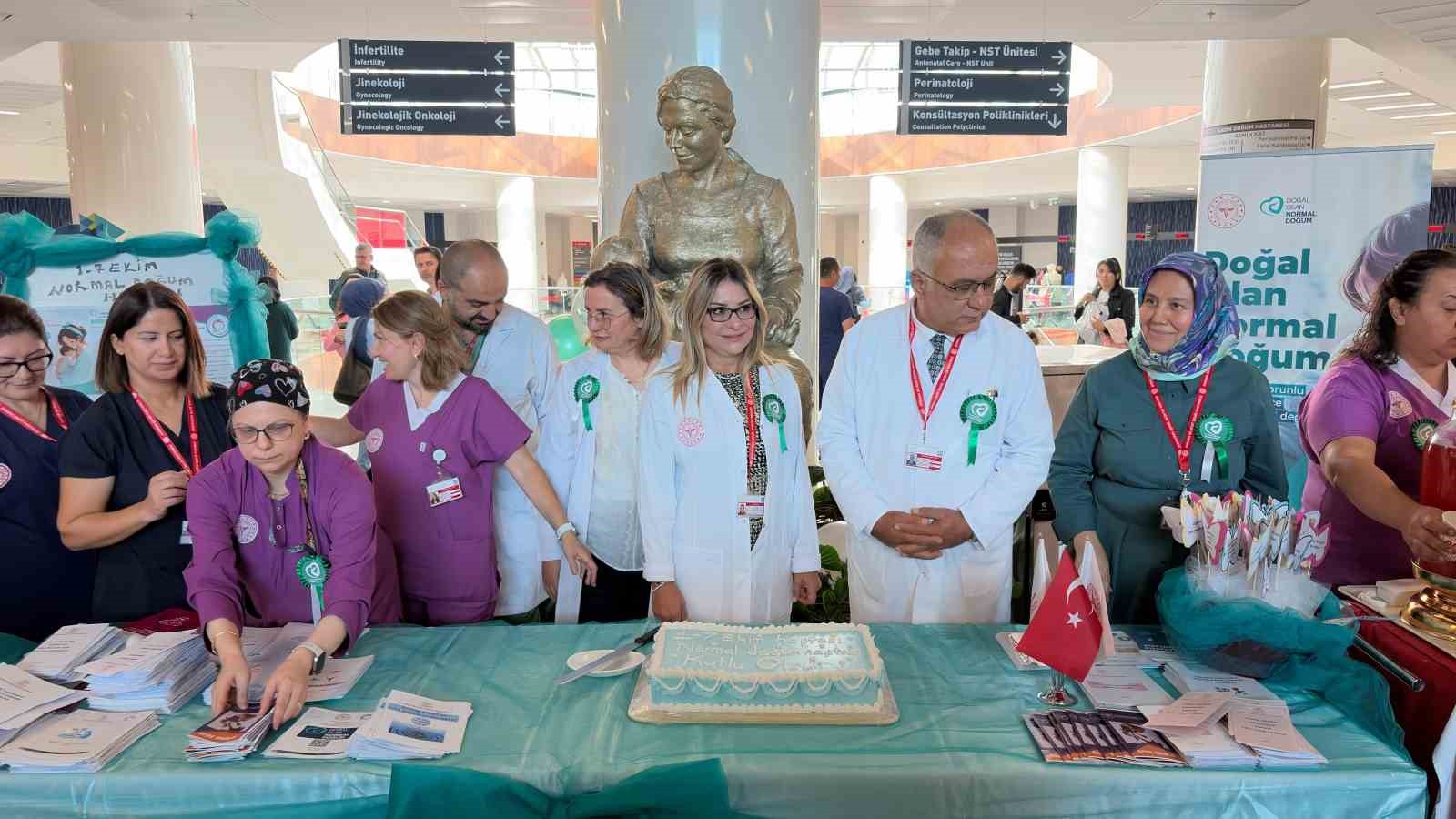 NORMAL DOĞUMA İLİŞKİN FARKINDALIĞIN ARTIRILMASI, ANNE ADAYLARININ DOĞUM SÜRECİ HAKKINDA DOĞRU VE GÜVENİLİR BİLGİYE ULAŞMASININ SAĞLANMASI AMACIYLA HAZIRLANAN STANTTA, KADIN DOĞUM DOKTORLARI TARAFINDAN ZİYARETÇİLERE ÇEŞİTLİ BİLGİLER AKTARILDI.