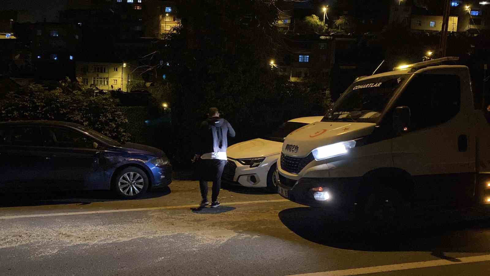 SARIYER’DE KARŞI YÖNDEN HIZLA GELEN ARACIN, SEYİR HALİNDEKİ OTOMOBİLİ SIKIŞTIRMASI SONUCU SÜRÜCÜSÜNÜN KONTROLÜNDEN ÇIKAN OTOMOBİL PARK HALİNDEKİ 6 OTOMOBİLE ÇARPTI. MEYDANA GELEN KAZADA 1’İ AĞIR 3 KİŞİ YARALANDI.