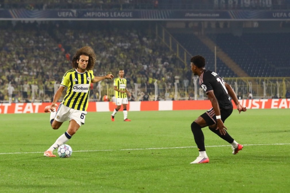 UEFA ŞAMPİYONLAR LİGİ PLAY-OFF İLK MAÇINDA FENERBAHÇE, SAHASINDA FRANSA LİGİ EKİPLERİNDEN LYON İLE KARŞI KARŞIYA GELİYOR. MÜSABAKANIN İLK 15 DAKİKASI GOLSÜZ EŞİTLİKLE GEÇİLDİ.