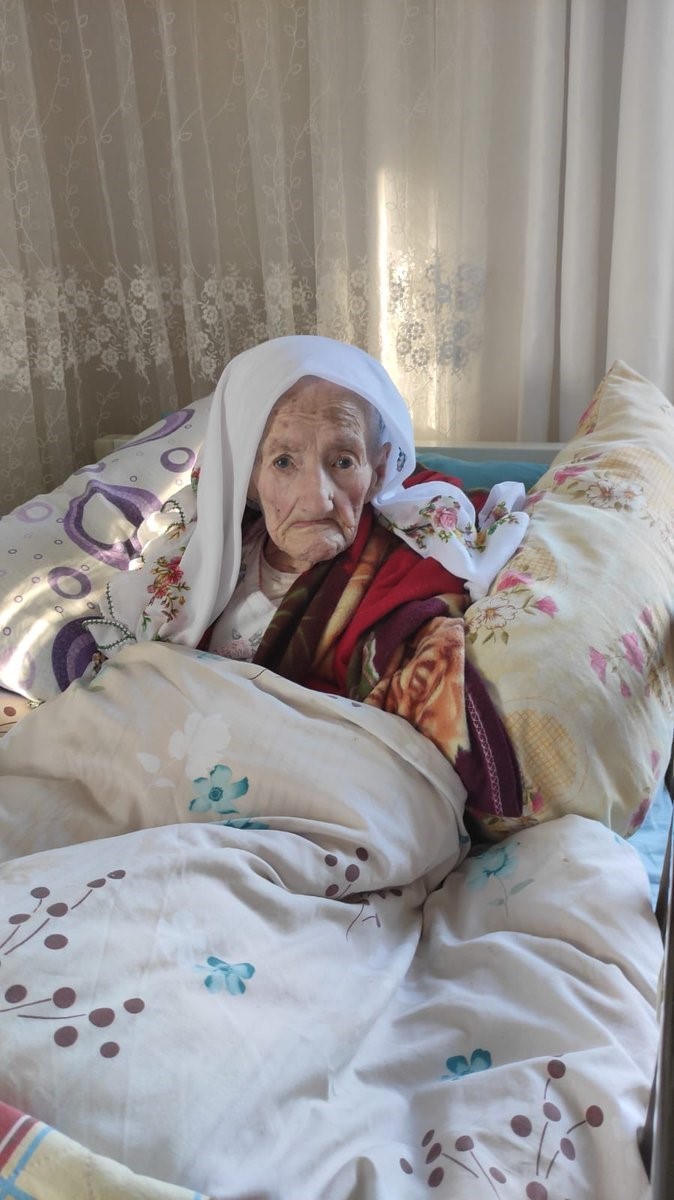 ERZURUM AİLE VE SOSYAL HİZMETLER İL MÜDÜRÜ HASAN AYKUT, İSPİR İLÇESİNDE YAŞAYAN 114 YAŞINDAKİ SALLİ NİNEYİ EVİNDE ZİYARET ETTİ.