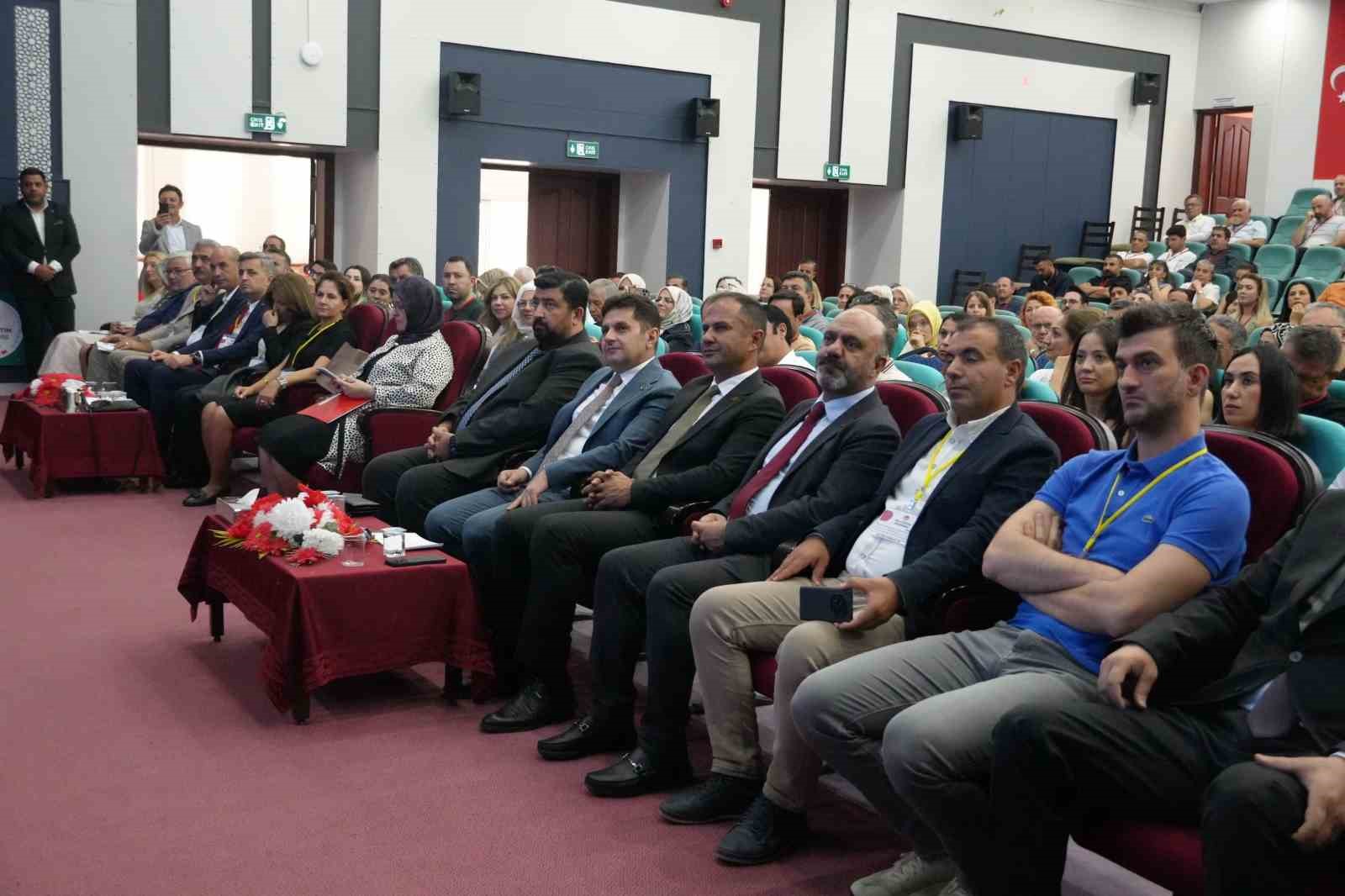 17-21 AĞUSTOS 2026 TARİHLERİ ARASINDA GERÇEKLEŞTİRİLEN MESLEKİ VE TEKNİK EĞİTİMDE TÜRKİYE YÜZYILI MAARİF MODELİ ÖĞRETMEN EĞİTİCİ EĞİTİMİ, ERZURUM MİLLÎ EĞİTİM AKADEMİSİ NENEHATUN KONFERANS SALONU’NDA, MESLEKÎ VE TEKNİK EĞİTİM GENEL MÜDÜRÜ SALİH KAYGUSUZ’UN KATILIMIYLA DEVAM ETTİ.