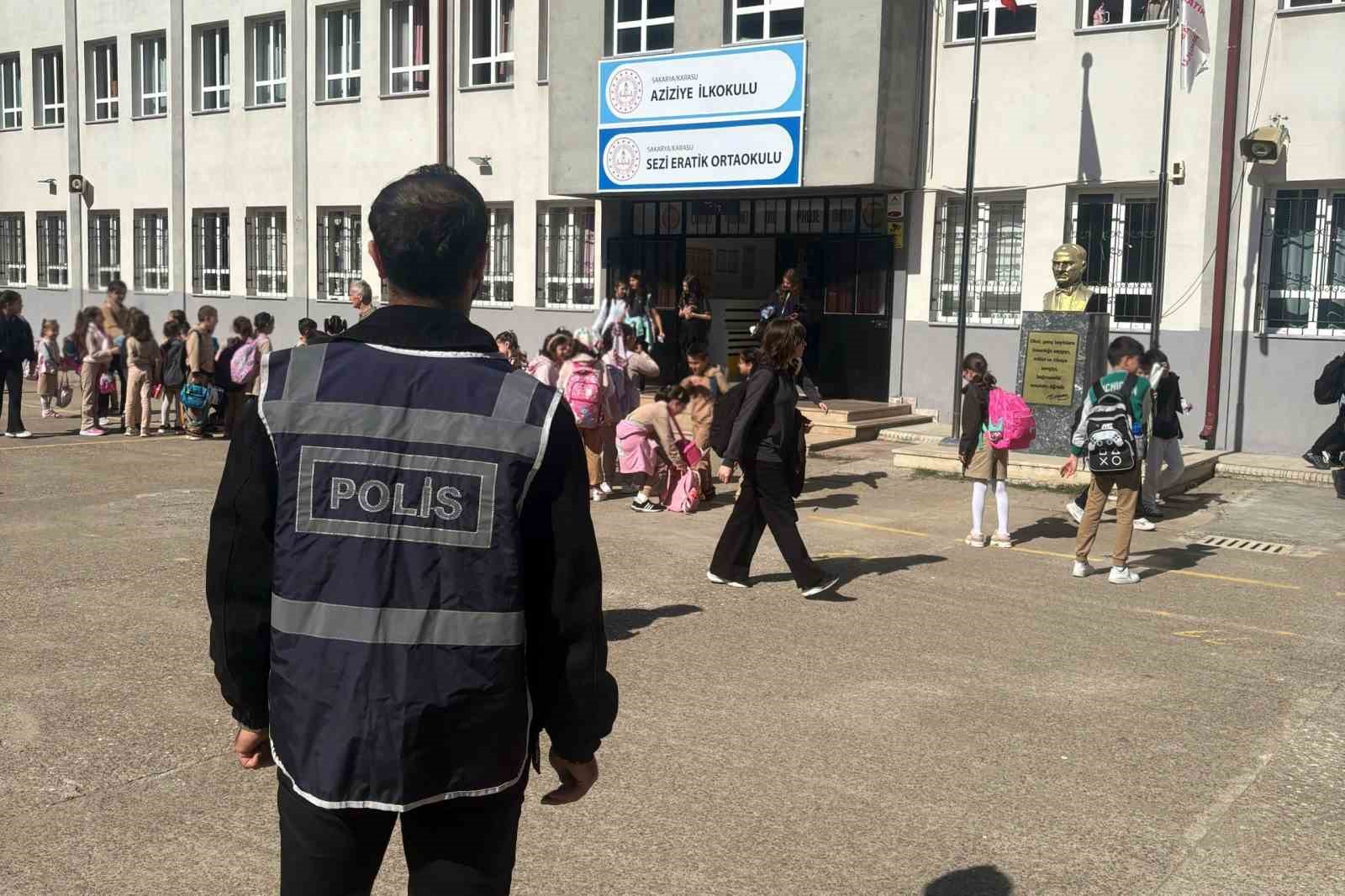 SAKARYA’NIN KARASU İLÇESİNDE ÖĞRENCİLERİN GÜVENLİĞİNİ ARTIRMAK VE OKUL ÇEVRESİNDE HUZUR ORTAMINI SAĞLAMAK AMACIYLA İLÇE EMNİYET MÜDÜRLÜĞÜ EKİPLERİ, EĞİTİM SAATLERİ BOYUNCA OKUL ÇEVRELERİNDE NÖBET TUTTU.