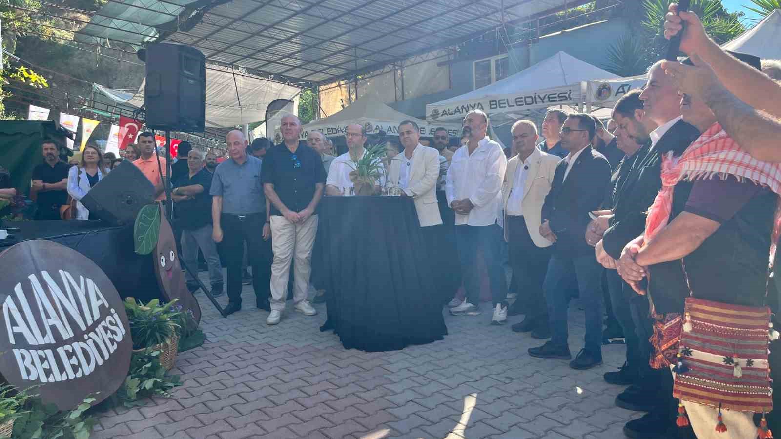 ALANYA’DA BU YIL İKİNCİSİ DÜZENLENEN KEÇİBOYNUZU HASAT ŞENLİĞİ, ÇEŞİTLİ ETKİNLİKLER, YÖRESEL ÜRÜN STANTLARI, YARIŞMALAR VE MÜZİK DİNLETİSİYLE GERÇEKLEŞTİRİLDİ. OBAALACAMİ MAHALLESİ’NDE DÜZENLENEN ŞENLİKTE, KEÇİBOYNUZUNDAN ÜRETİLEN PEKMEZ, UN VE ÇEŞİTLİ ÜRÜNLER KATILIMCILARIN BEĞENİSİNE SUNULDU. ŞENLİĞİN RENKLİ ETKİNLİKLERİNDEN BİRİ İSE “EN AĞIR KEÇİBOYNUZU” YARIŞMASI OLDU.