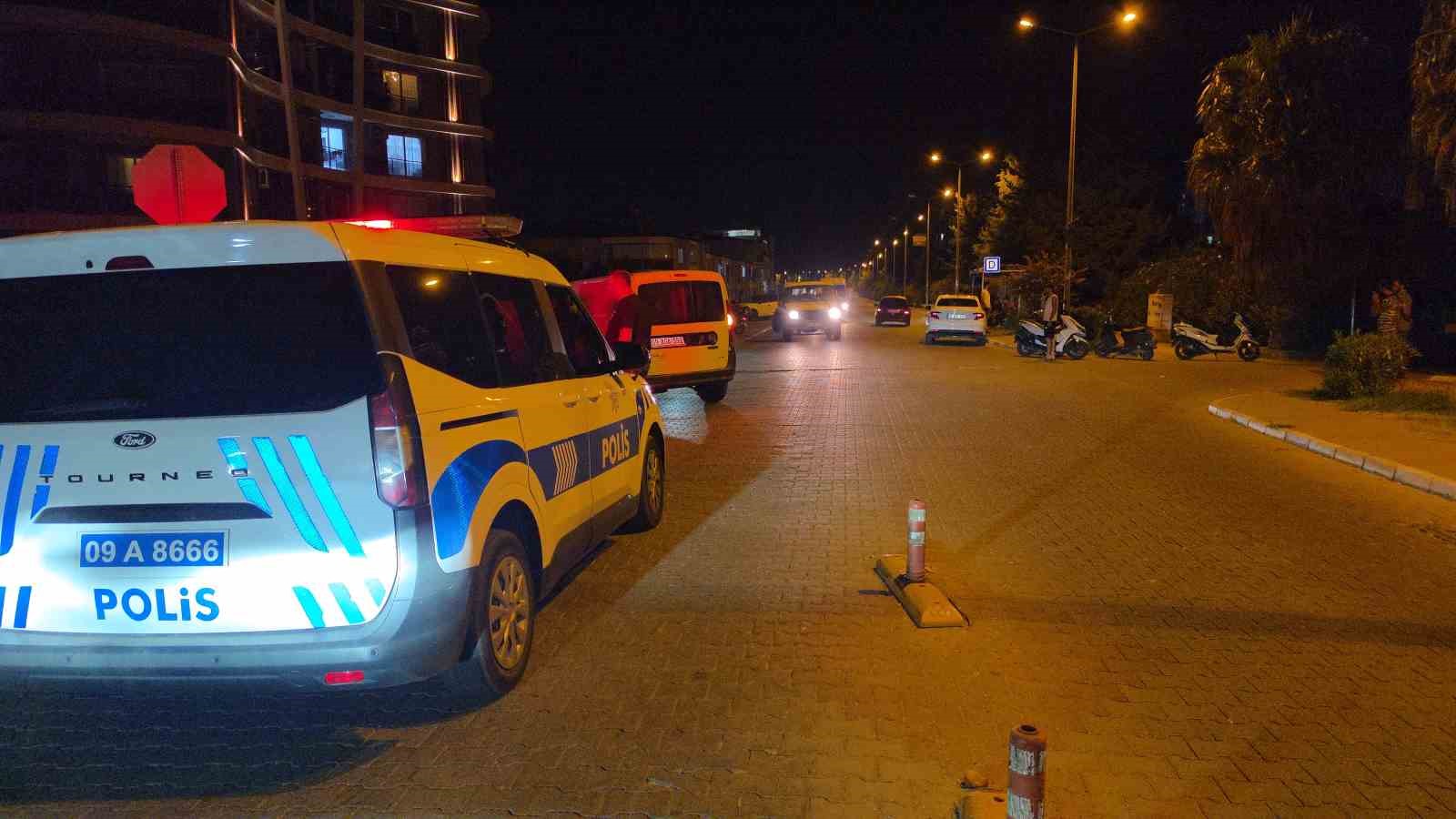 NAZİLLİ'DE ZİNCİRLEME KAZA; 4 ARACIN KARIŞTIĞI KAZADA 2 KİŞİ YARALANDI