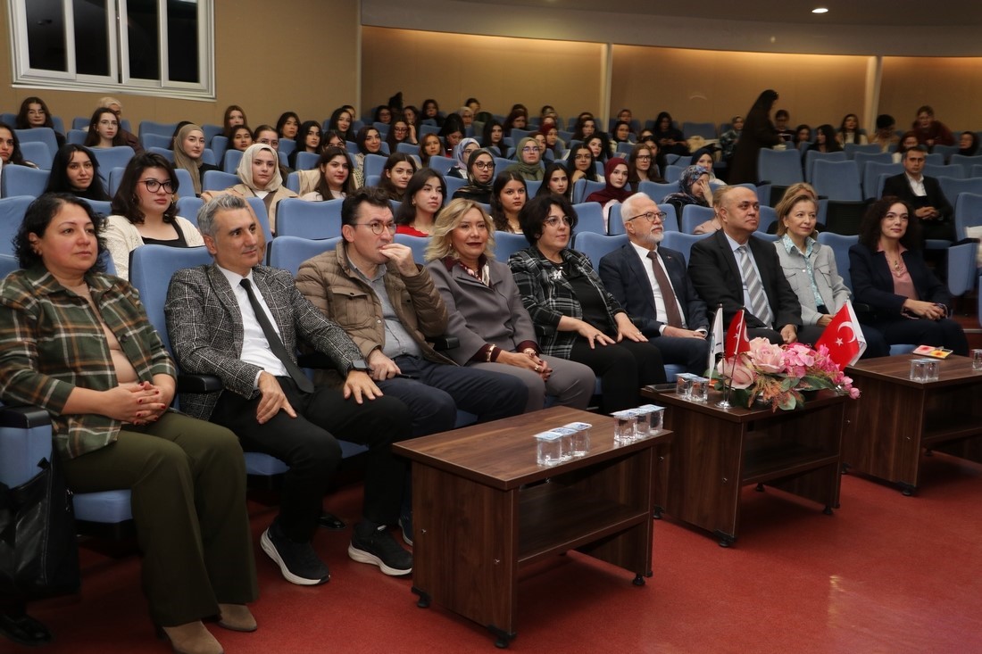 ESKİŞEHİR OSMANGAZİ ÜNİVERSİTESİ’NDE (ESOGÜ) ‘SAĞLIKLI BAŞLANGIÇLAR, DAHA GÜÇLÜ YARINLAR’ SLOGANIYLA ‘NORMAL DOĞUM VE EMZİRME HAFTASI’ ETKİNLİĞİ GERÇEKLEŞTİRİLDİ.