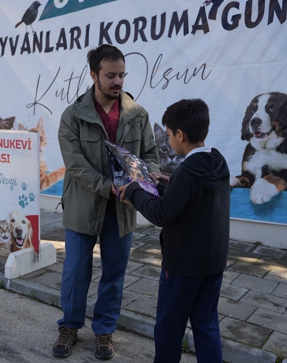 DÜZCE’DE ÇEŞİTLİ OKULLARDAN ÖĞRENCİLER, MERGİÇ HAYVAN KONUKEVİ’Nİ ZİYARET EDEREK BARINAKTAKİ HAYVANLARLA VAKİT GEÇİRDİ VE MAMA BAĞIŞINDA BULUNDU.