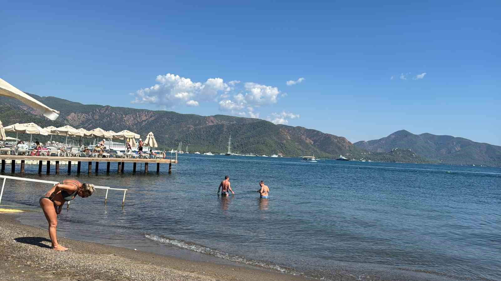 İNGİLTERE’NİN YAĞMURLU HAVASINDAN UZAKLAŞAN TURİSTLER, MUĞLA’NIN GÖZDE TURİSTİK İLÇESİ MARMARİS’TE EKİM AYINDA DENİZİN VE GÜNEŞİN TADINI ÇIKARIYOR.