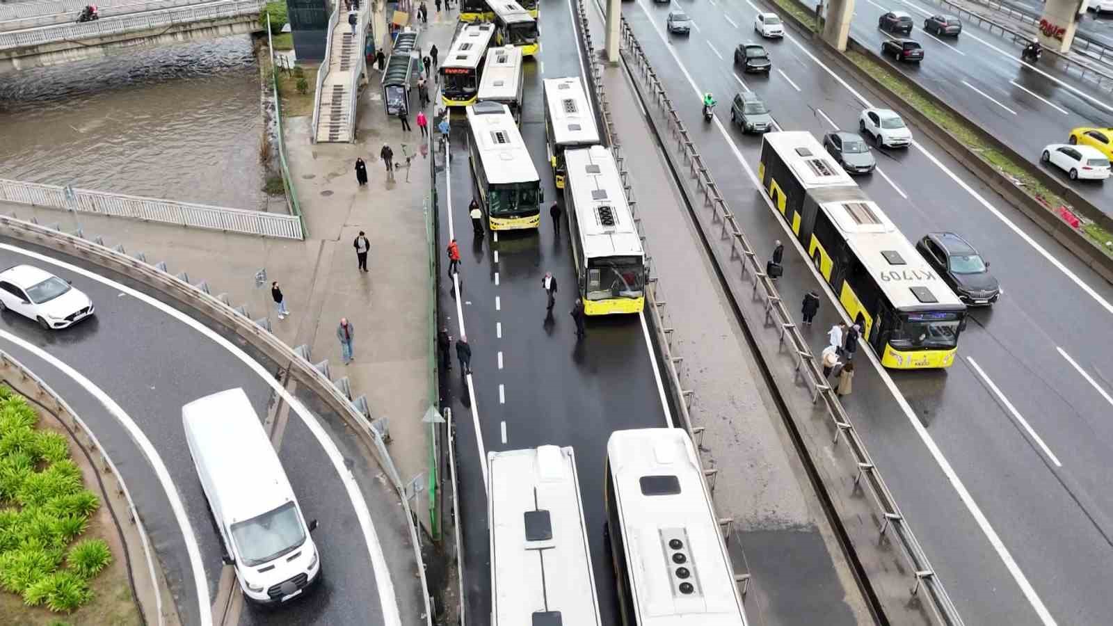 KADIKÖY D-100 KARAYOLU GÖZTEPE MEVKİİNDE ARIZALANAN İETT OTOBÜSÜ ULAŞIMI OLUMSUZ ETKİLEDİ. YAN YOLDA ARIZA YAPAN OTOBÜS NEDENİYLE TRAFİK KİLOMETRELERCE UZARKEN, DURAKLARDA YOĞUNLUK OLUŞTU. BAZI VATANDAŞLARIN BARİYERLERİ AŞARAK BAŞKA OTOBÜSLERE YÖNELMESİ HAVADAN GÖRÜNTÜLENDİ.