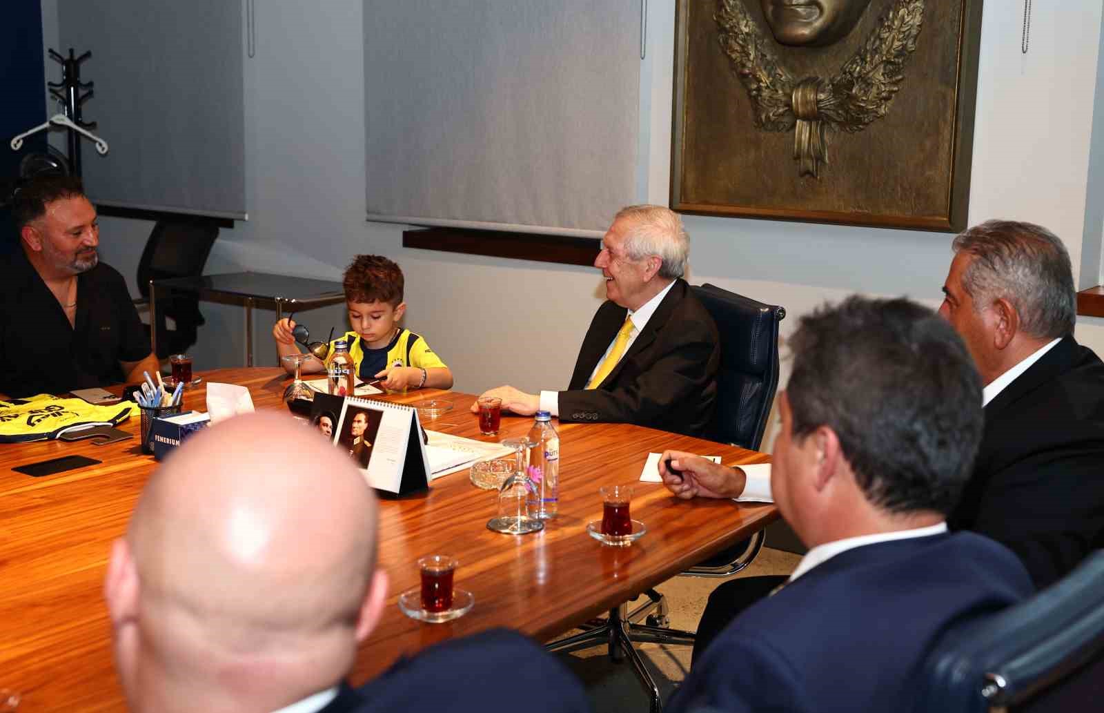 MİNİK TARAFTAR GÖKTUĞ, BAŞKAN AZİZ YILDIRIM VE YÖNETİCİLERLE BULUŞTU