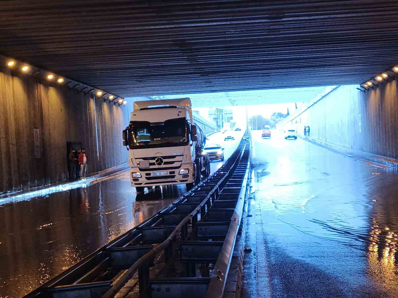 AYDIN EFELER İLÇE MERKEZİNDE OKULLARIN ÇIKIŞ SAATLERİNDE ANİDEN BASTIRAN SAĞNAK YAĞIŞ GÜNLÜK HAYATI OLUMSUZ ETKİLEDİ. YAĞIŞ NEDENİYLE DÜŞEN GÖRÜŞ MESAFESİ VE OLUŞAN TRAFİK YOĞUNLUĞU NEDENİYLE BAZI BÖLGELERDE TRAFİK KAZALARI YAŞANDI.
