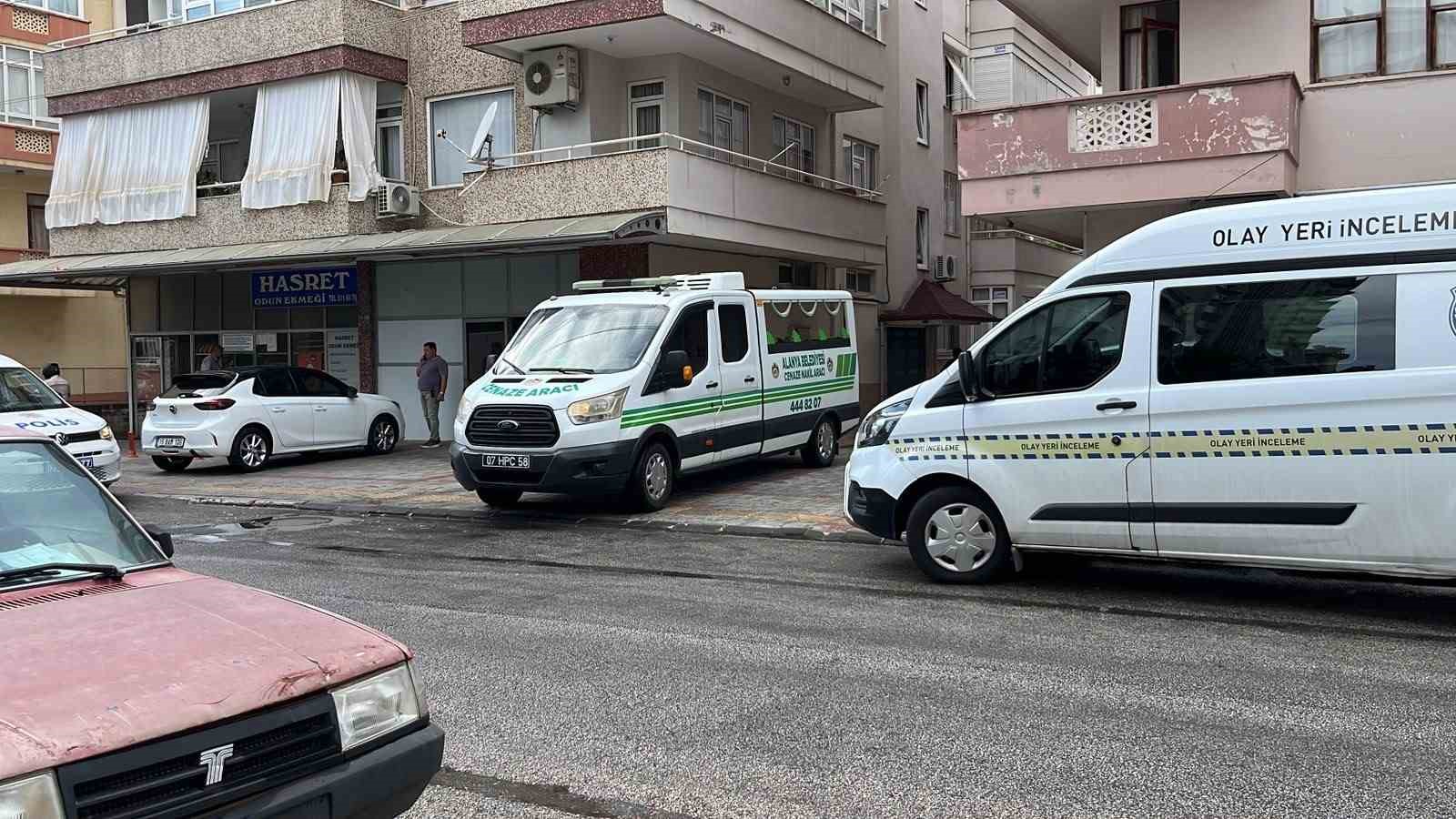 ANTALYA’NIN ALANYA İLÇESİNDE 5 KATLI BİNANIN 4’ÜNCÜ KATINDAKİ BALKONDAN BETON ZEMİNE DÜŞEN 82 YAŞINDAKİ AYŞE SEVİNDİ, HAYATINI KAYBETTİ.