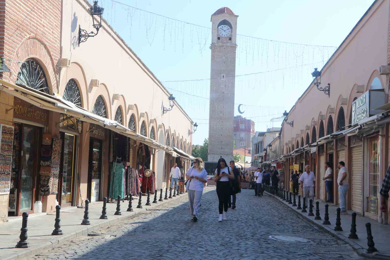ADANA’DA TARİHİ BÜYÜKSAAT KULESİ’NİN BULUNDUĞU ALİ MÜNİF YEĞENAĞA CADDESİ ARAÇ TRAFİĞİNE KAPATILDI.