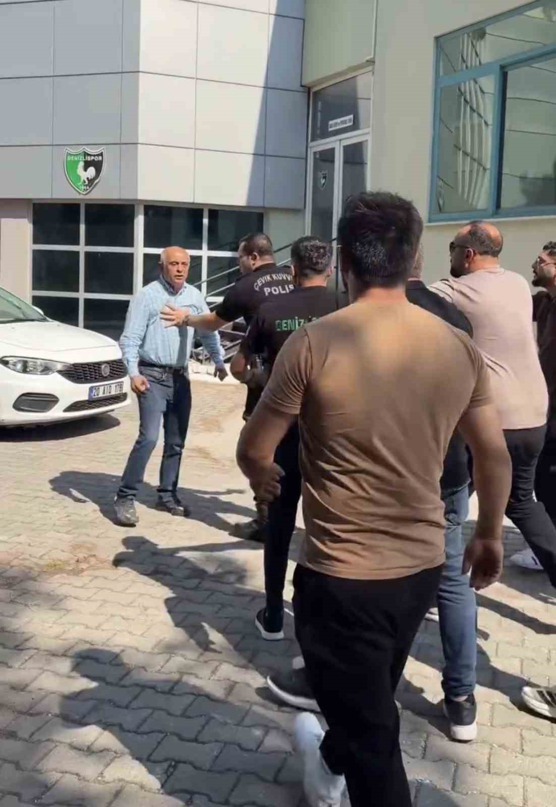 TARAFTARLAR İLE BAŞKAN URKAY ARASINDA BAYRAK ASILMASI KONUSUNDA BAŞLAYAN TARTIŞMA KISA SÜREDE BÜYÜDÜ. GERGİNLİĞİN ARTMASI ÜZERİNE OLAY YERİNE POLİS EKİPLERİ SEVK EDİLDİ.