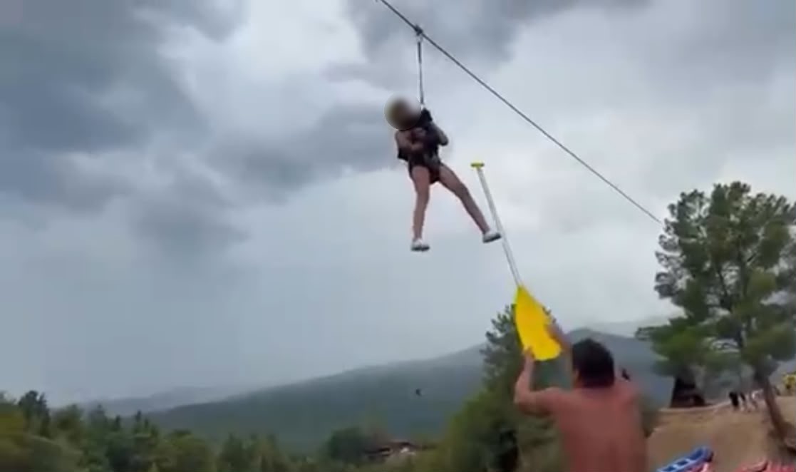 ANTALYA'NIN DÜNYACA ÜNLÜ KÖPRÜLÜ KANYON BÖLGESİNDE ZİPLİNE YAPAN 13 YAŞINDAKİ ÇOCUK, PARKURUN ORTASINDA TEKNİK ARIZA NEDENİYLE HAVADA ASILI KALDI. IRMAK ÜZERİNDE ASILI KALAN ÇOCUĞU RAFTİNG BOT REHBERİ KURTARDI.