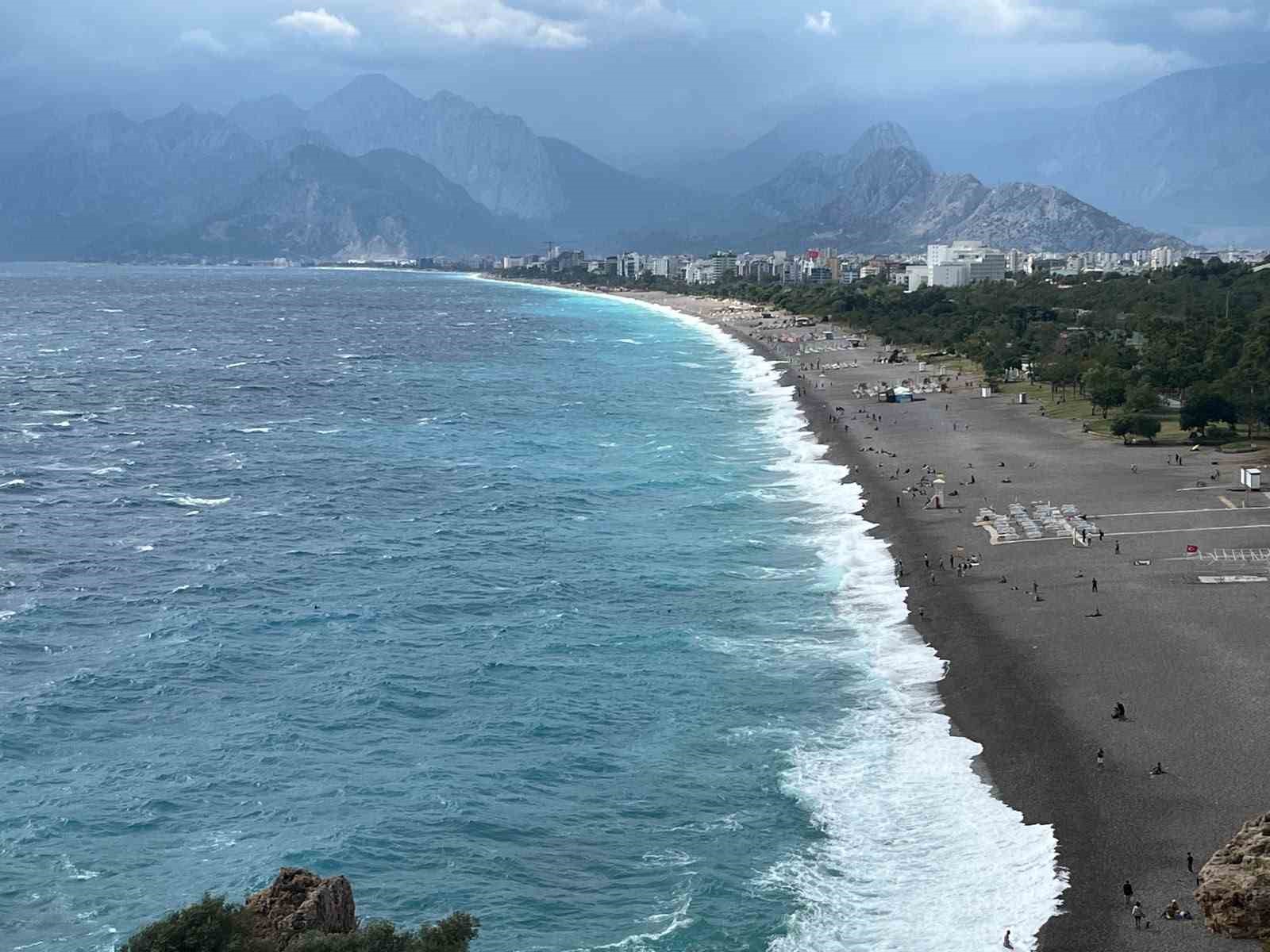 METEOROLOJİ GENEL MÜDÜRLÜĞÜNÜN UYARIDA BULUNDUĞU ANTALYA'DA ÖĞLE SAATLERİNDE ANİDEN BAŞLAYAN FIRTINA, DEV DALGALAR OLUŞTURDUĞU DÜNYACA ÜNLÜ SAHİLİ BEYAZA BÜRÜDÜ.