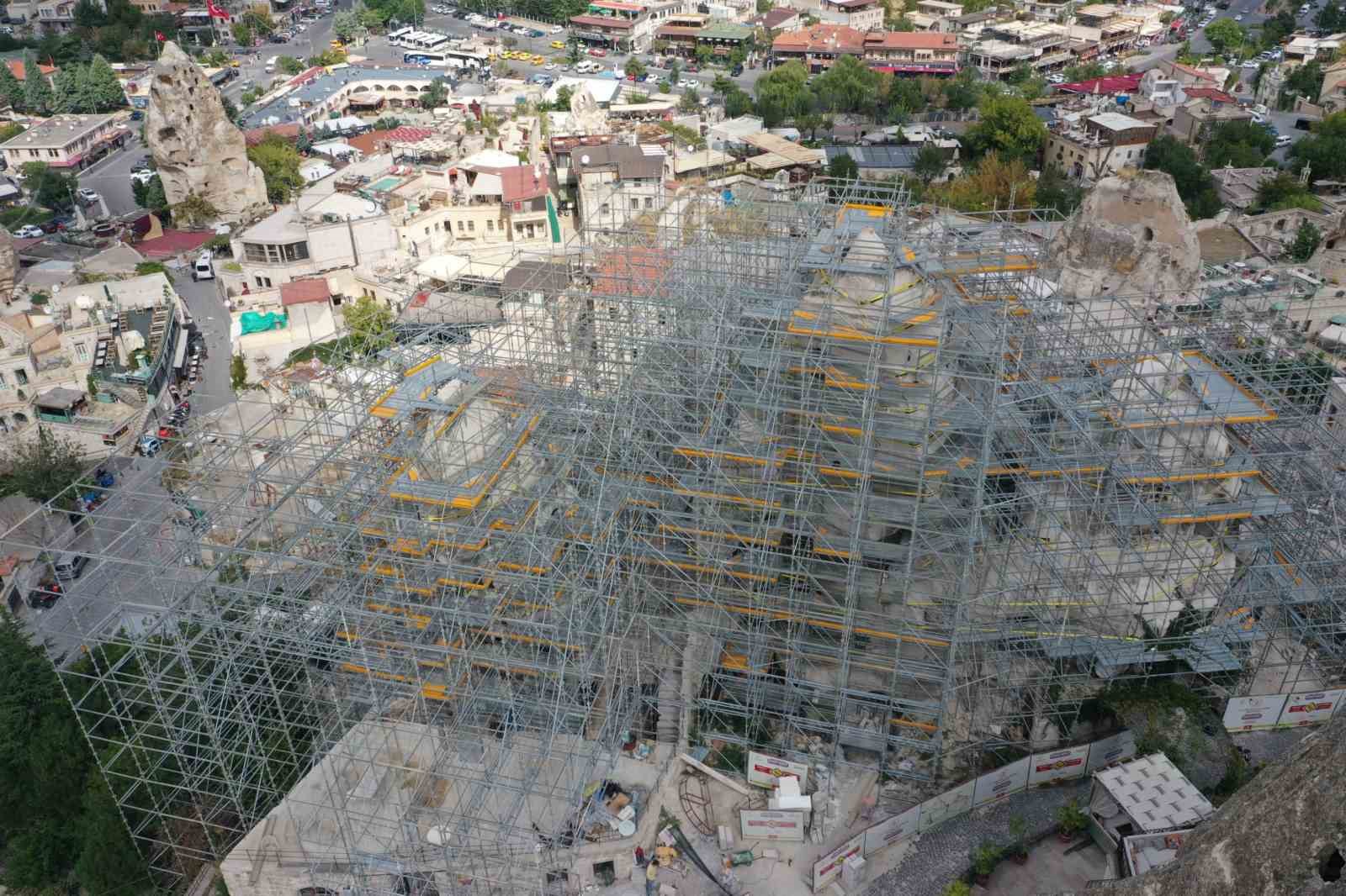 KAPADOKYA’DA DOĞAL OLUŞUMLARIN KORUNMASINA YÖNELİK ÇALIŞMALAR SÜRERKEN, DAHA ÖNCE MÜDAHALE EDİLEN 2 PERİ BACASININ ARDINDAN SON DÖNEMDE 5 PERİ BACASINDA DAHA KORUMA ÇALIŞMASI GERÇEKLEŞTİRİLDİ. BÖYLECE DEFORMASYON VE RİSK NEDENİYLE MÜDAHALE EDİLEN PERİ BACALARININ SAYISI 7’YE ULAŞTI.
