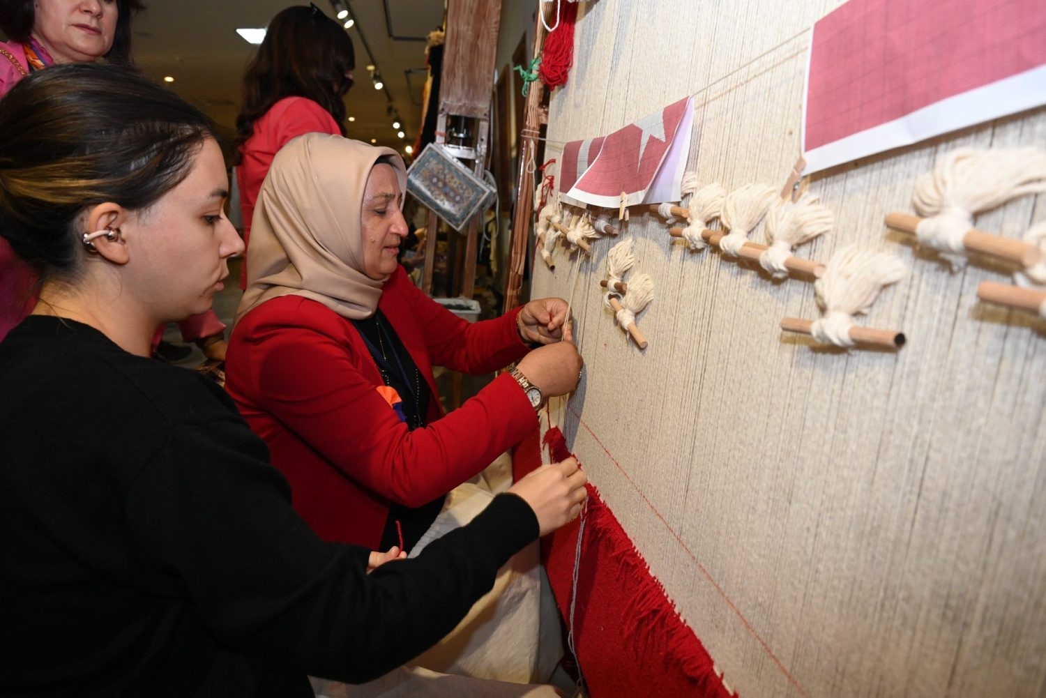 KADIN MUHTARLAR, PROF. DR. TURAN YAZGAN ETNOGRAFYA HALI VE KİLİM MÜZESİ MÜZESİ'Nİ DE GEZDİ