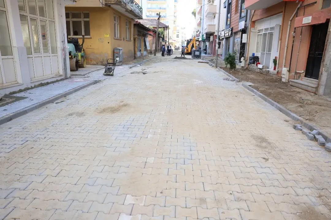 İNCİRLİOVA’DA YOL ÇALIŞMALARI SÜRÜYOR