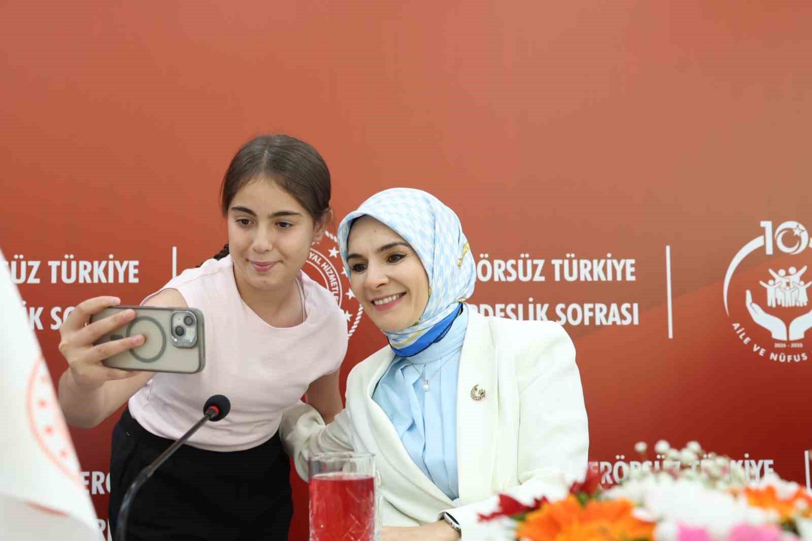 BAKAN GÖKTAŞ, CUMHURBAŞKANI RECEP TAYYİP ERDOĞAN’IN TALİMATLARI DOĞRULTUSUNDA YÜRÜTÜLEN ‘TERÖRSÜZ TÜRKİYE BULUŞMALARI’ KAPSAMINDAKİ ‘TERÖRSÜZ TÜRKİYE KARDEŞLİK SOFRASI’NIN 22’NCİSİNİ DİYARBAKIR’DA GERÇEKLEŞTİRDİ.