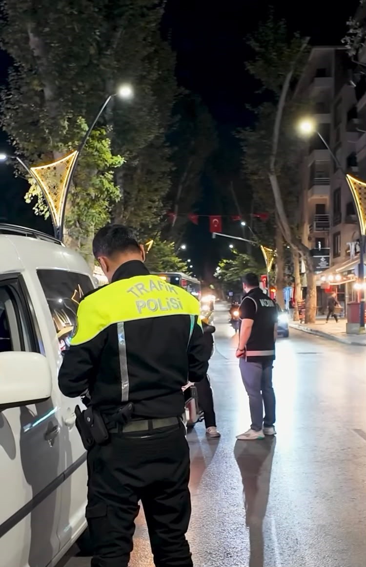 ISPARTA’DA POLİS EKİPLERİNCE GERÇEKLEŞTİRİLEN DENETİMLERDE 28 BİNDEN FAZLA KİŞİ SORGULANIRKEN, ÇEŞİTLİ SUÇLARDAN ARANAN 40 KİŞİ YAKALANDI.