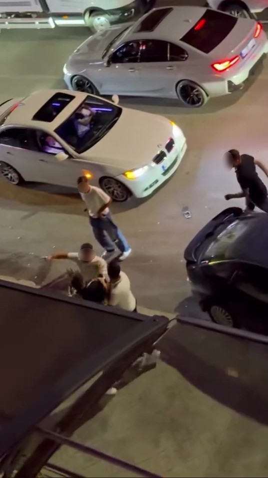 KOCAELİ’NİN İZMİT İLÇESİNDE İKİ FARKLI NOKTADA ÇIKAN KAVGA CEP TELEFONU KAMERALARINA YANSIDI. YÜRÜYÜŞ YOLU’NDA BİR KİŞİ, KAVGA ETTİĞİ 3 KİŞİYİ YUMRUKLARLA YERE SERERKEN, ALİKAHYA’DA YAŞANAN DİĞER OLAYDA İSE TARAFLAR POLİS EKİPLERİNİN YANINDA BİRBİRİNE GİRDİ.