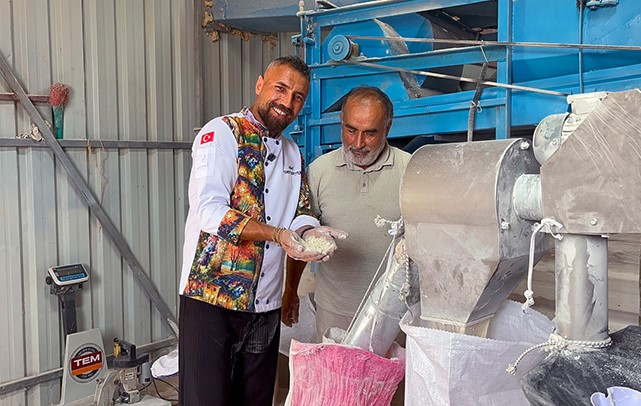 ZEYTİNBURNU BELEDİYESİ, TARİHİ MERKEZEFENDİ FIRINI’NDA GELENEKSEL YÖNTEMLERLE ÜRETİLEN SİYEZ EKMEĞİNİN HAMMADDESİNİN İZİNİ KASTAMONU’NUN İHSANGAZİ İLÇESİNDE SÜRDÜ. "HİTİT BUĞDAYI" OLARAK DA BİLİNEN 12 BİN YILLIK SİYEZ BUĞDAYININ YETİŞTİRİLDİĞİ TARLALAR VE UNA DÖNÜŞTÜRÜLDÜĞÜ TAŞ DEĞİRMEN YERİNDE İNCELENDİ.
