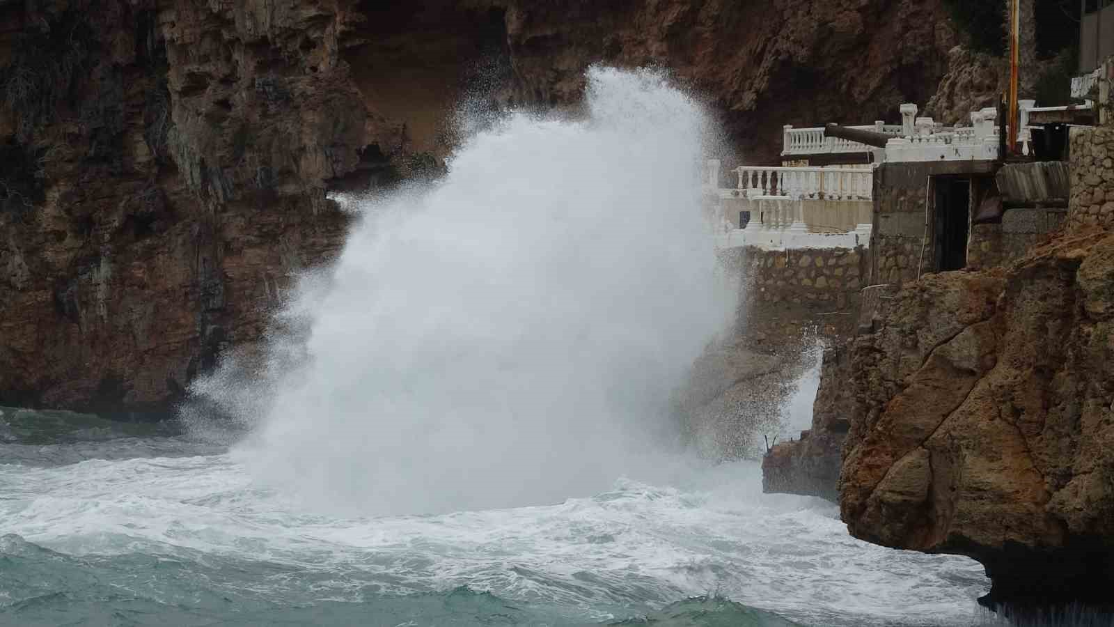METEOROLOJİ GENEL MÜDÜRLÜĞÜNÜN UYARIDA BULUNDUĞU ANTALYA'DA ÖĞLE SAATLERİNDE ANİDEN BAŞLAYAN FIRTINA, DEV DALGALAR OLUŞTURDUĞU DÜNYACA ÜNLÜ SAHİLİ BEYAZA BÜRÜDÜ.