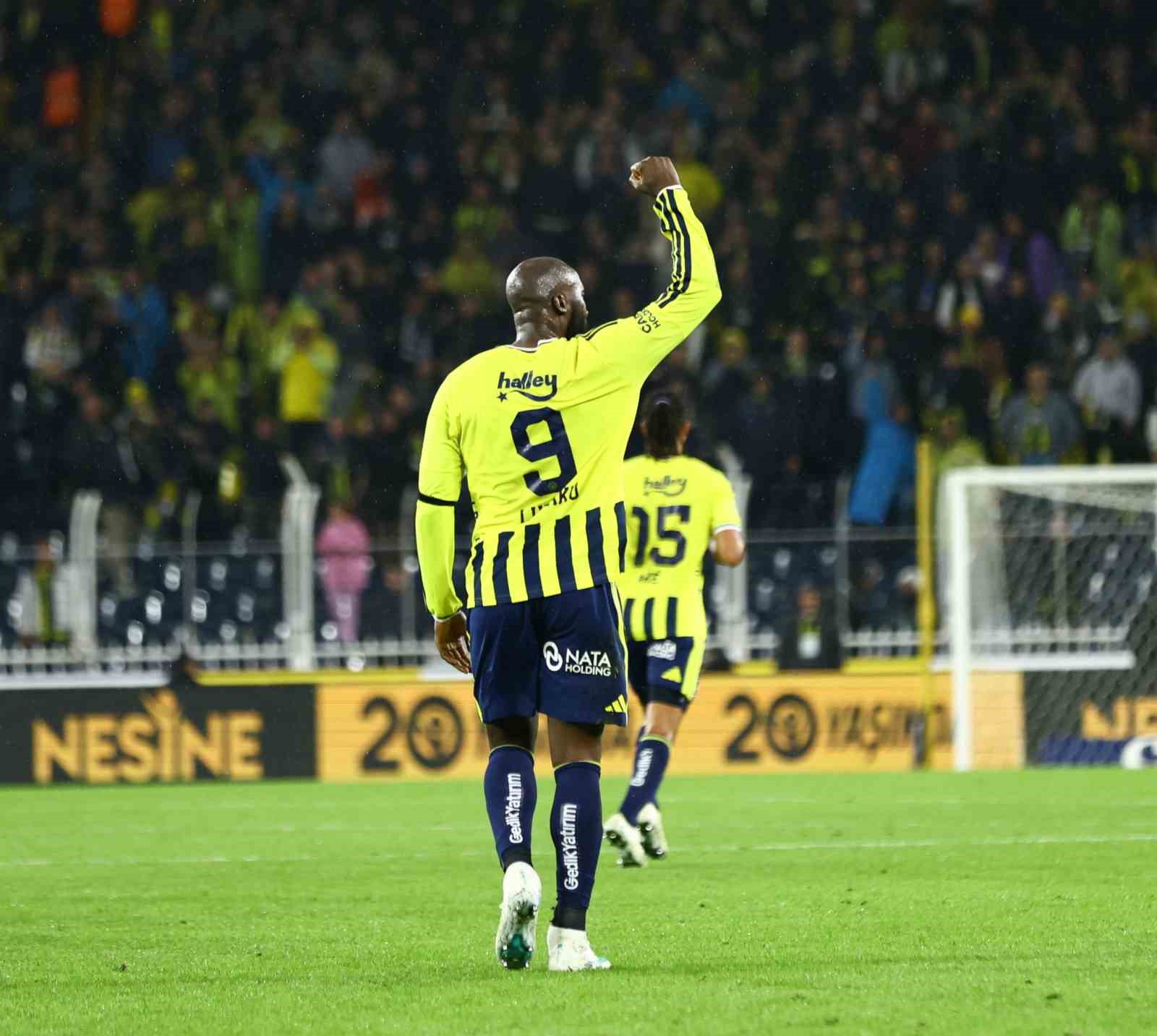 TRENDYOL SÜPER LİG'İN 8. HAFTASINDA FENERBAHÇE, CORENDON ALANYASPOR'U KONUK EDİYOR. MÜCADELENİN İLK YARISI SARI-LACİVERTLİLERİN 1-0'LIK ÜSTÜNLÜĞÜYLE TAMAMLANDI.