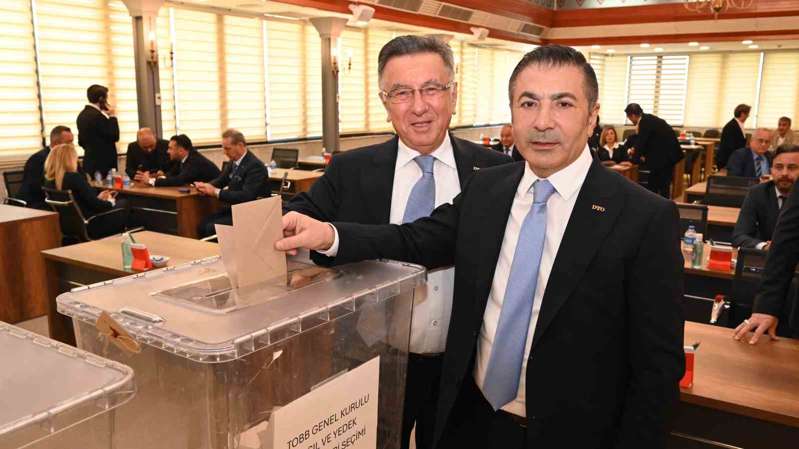 DENİZLİ TİCARET ODASI (DTO), 2026-2030 YILLARI ARASINI KAPSAYAN YENİ DÖNEM MECLİSİNİ, İDARİ ORGANLARINI SEÇMEK ÜZERE ÖZEL GÜNDEMLE TOPLADI. MESLEK KOMİTELERİ DE DÖNEMİN İLK TOPLANTISINI YAPARAK SEÇİMLERİNİ TAMAMLADI. SANDIK KURULU NEZARETİNDE SABAH SAATLERİNDE BAŞLAYAN OYLAMAYLA DTO YÖNETİM KURULU ÜYELERİ VE BAŞKANININ YANI SIRA MECLİS BAŞKANI VE YARDIMCILARI İLE MECLİSİN KATİP ÜYESİ SEÇİLDİ. 81 MECLİS ÜYESİ, ÖĞLEDEN SONRA İSE YENİ DÖNEMİN İLK TOPLANTISINI YAPTI. BAŞKAN ERDOĞAN, GÜVEN TAZELEDİĞİ SEÇİMİN ARDINDAN "ÜYELERİMİZ İSTİKRAR DEDİ; KAZANAN DENİZLİ OLDU" DİYEREK, SEÇİME KATILANLARLA KENDİSİNİ VE MAVİ LİSTELERİNİ DESTEKLEYENLERE TEŞEKKÜR ETTİ