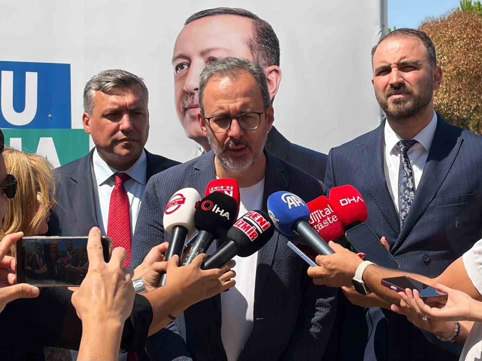 AK PARTİ İZMİR MİLLETVEKİLİ VE ESKİ GENÇLİK VE SPOR BAKANI MEHMET MUHARREM KASAPOĞLU KONUŞMA YAPTI.
