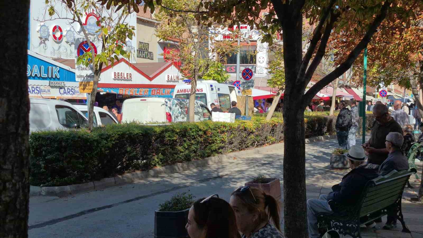 ESKİŞEHİR'DE BABA İLE OĞLU ARASINDA ÇIKAN BIÇAKLI KAVGADA 3 KİŞİ YARALANDI. KAVGADA BIÇAKLANAN BABA, "BENDEN HARAÇ İSTİYOR, VERMEYİNCE SALDIRDI" DEDİ.