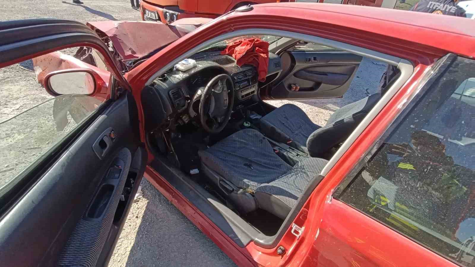 ZONGULDAK (İHA) - ZONGULDAK’IN ALAPLI İLÇESİNDE OTOMOBİLİN KAMYONETE ARKADAN ÇARPMASI SONUCU MEYDANA GELEN TRAFİK KAZASINDA 26 YAŞINDAKİ SÜRÜCÜ YARALANDI.