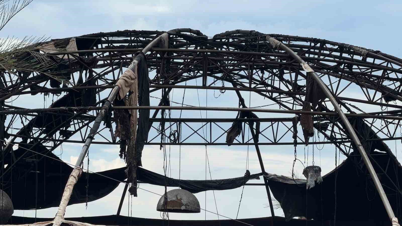 YARALANIN OLMADIĞI YANGINDA EĞLENCE MEKANI TAMAMEN KULLANILAMAZ HALE GELİRKEN, YANGININ BOYUTU SABAH SAATLERİNDE HAVADAN DRON İLE GÖRÜNTÜLENDİ.