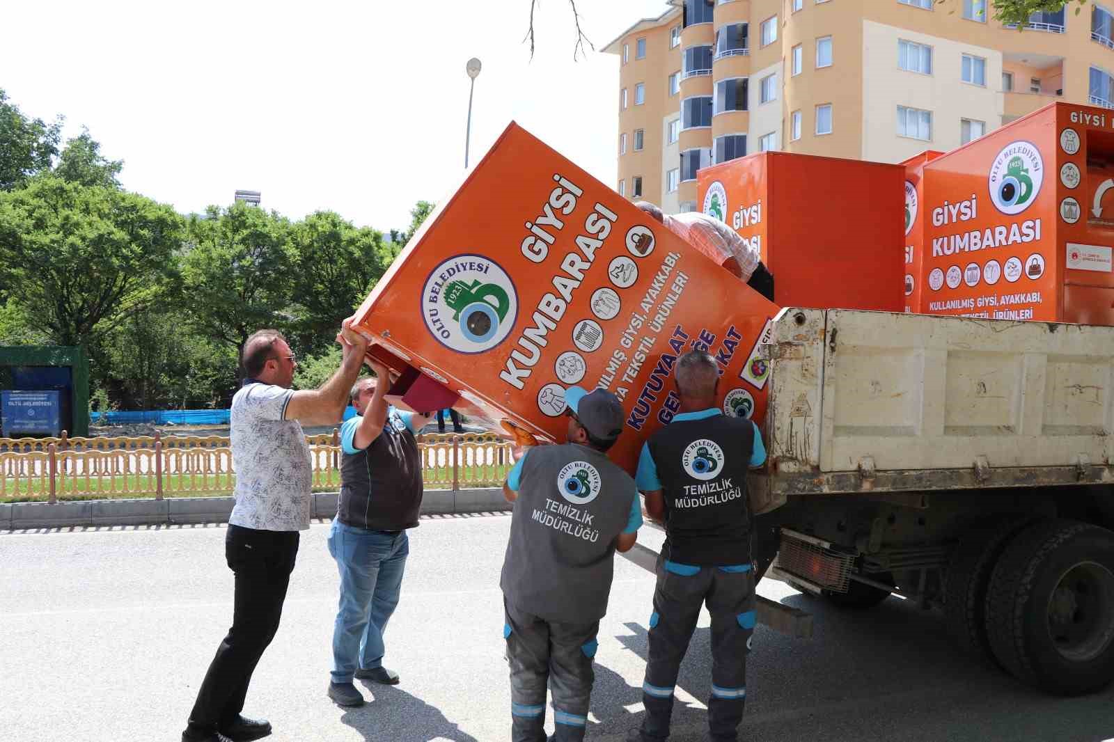 ERZURUM’UN OLTU İLÇESİNDE  BELEDİYE, GERİ DÖNÜŞÜM ÇALIŞMALARINA KATKI SAĞLAMAK VE KULLANILMAYAN TEKSTİL ÜRÜNLERİNİN YENİDEN EKONOMİYE KAZANDIRILMASINI SAĞLAMAK AMACIYLA İLÇE MERKEZİNİN FARKLI NOKTALARINA 50 ADET GİYSİ KUMBARASI YERLEŞTİRDİ.