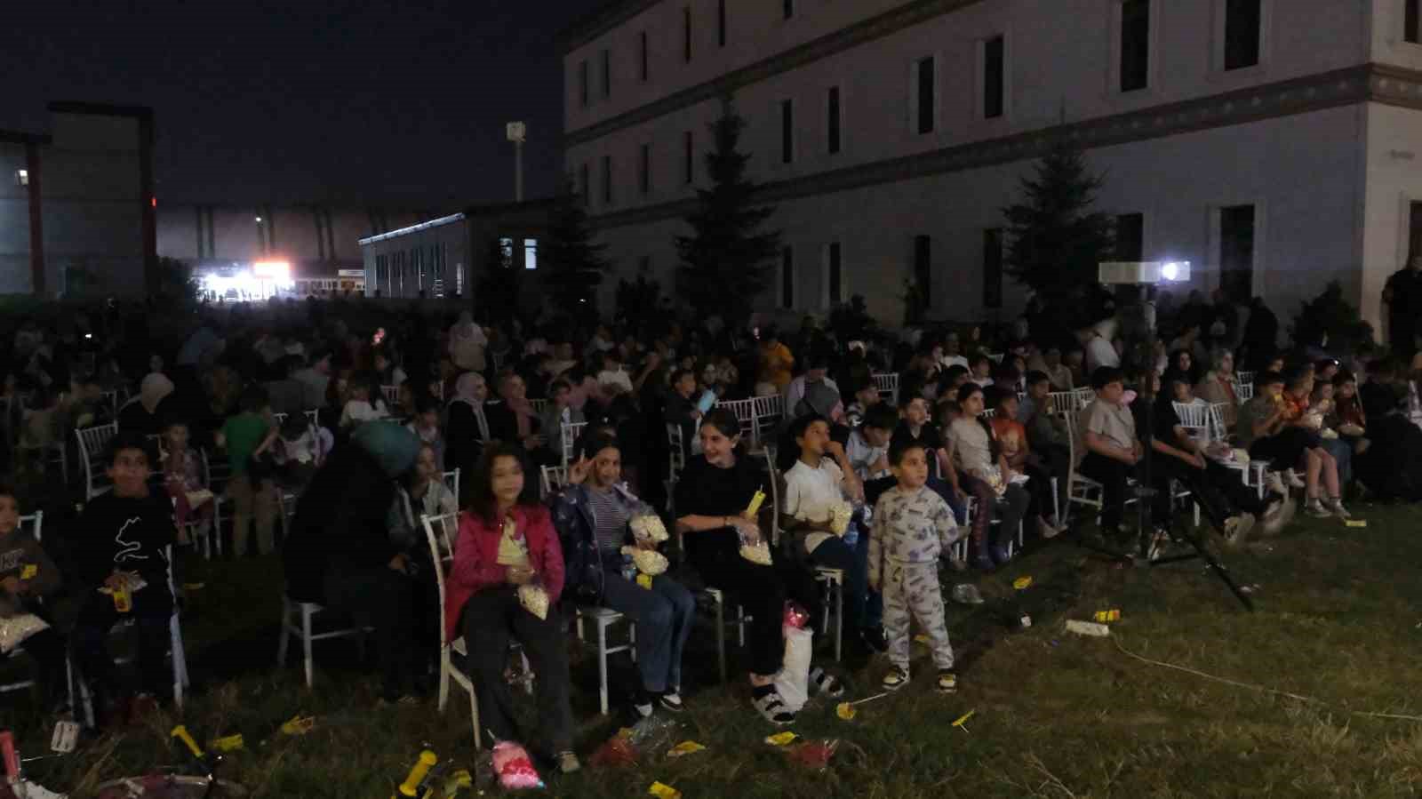 KÜLTÜR VE TURİZM BAKANLIĞI TARAFINDAN DÜZENLENEN ERZURUM KÜLTÜR YOLU FESTİVALİ, GELENEKSEL SANATLARDAN ÇOCUK ETKİNLİKLERİNE, SERGİLERDEN SİNEMA GÖSTERİMLERİNE UZANAN PROGRAMIYLA DEVAM ETTİ.