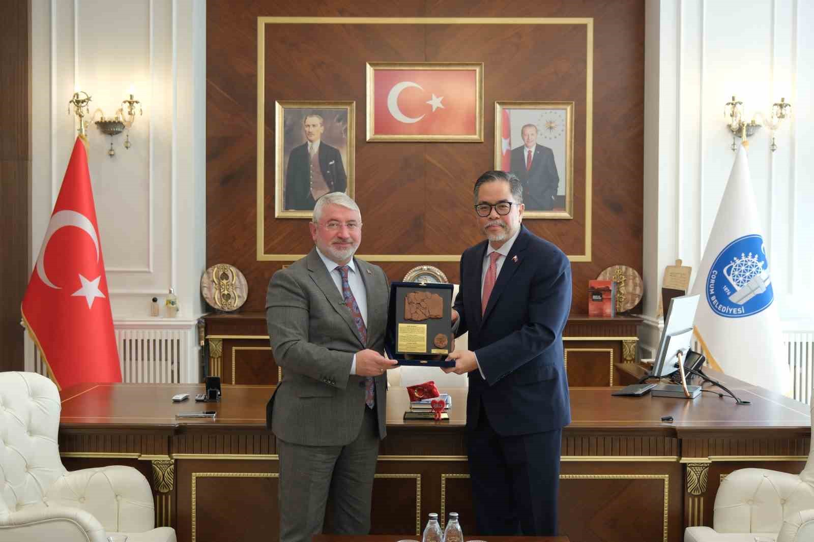 FİLİPİNLER’İN ANKARA BÜYÜKELÇİSİ JAİME RAMON T. ASCALON JR., ÇORUM BELEDİYE BAŞKANI DR. HALİL İBRAHİM AŞGIN’I ZİYARET ETTİ.