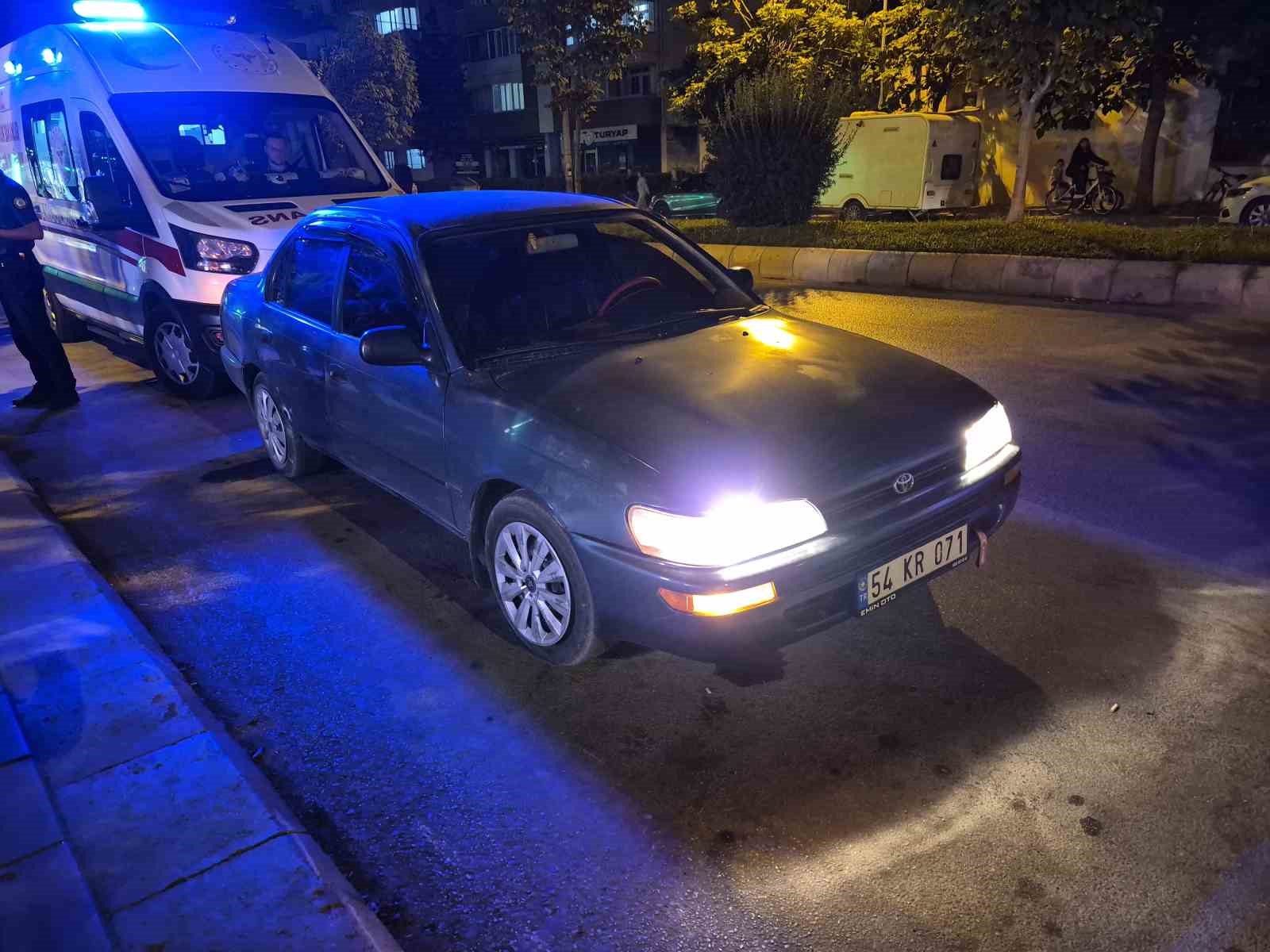 ESKİŞEHİR'DE OTOMOBİLLE ÇARPIŞAN MOTOSİKLETİN SÜRÜCÜSÜ YARALANDI.